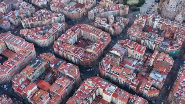 Imagens aéreas de vídeos de bairros de residência na cidade europeia. Distrito de Eixample. Barcelona, Espanha — Vídeo de Stock