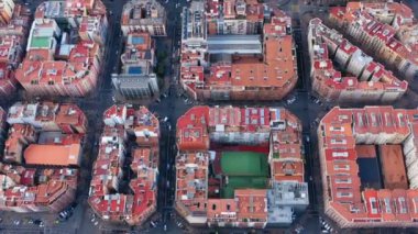 Barselona Ispanya 'nın havadan drone videosu. Expansion bölgesi sokaklarında. Hospital de Sant Pau. Video görüntüleri. Kam sokağa dikey olarak döner