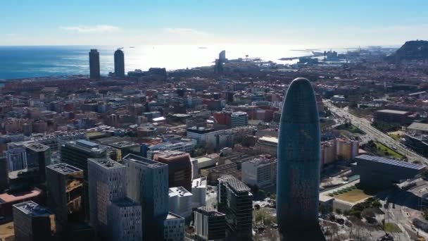 Widok z lotu ptaka technologicznego dzielnicy Barcelony, Katalonia, Hiszpania. Torre Glories Torre Agbar. Czas letni. Podświetlenia. Nagrania wideo z dronów — Wideo stockowe