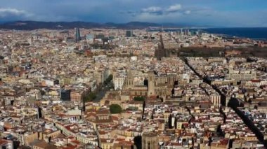 Barcelona şehir merkezi Gothic Quarter ve Kutsal Haç ve Saint Eulalia Katedrali video havadan görünümü. Video görüntüleri