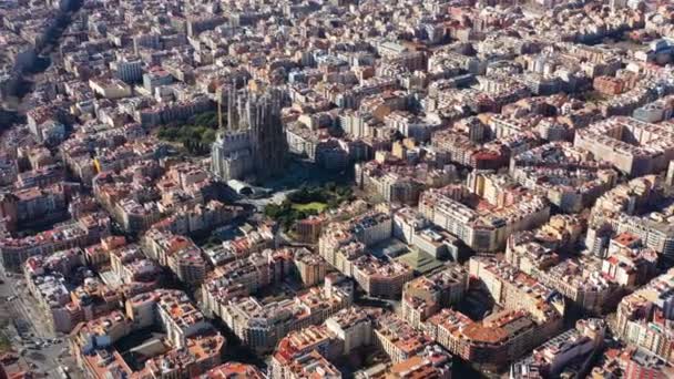 Lotnicze panoramiczne perspektywy Barcelony Hiszpanii. Dzielnicy ekspansji i bazyliki Sagrada Familia. Nagrania wideo — Wideo stockowe