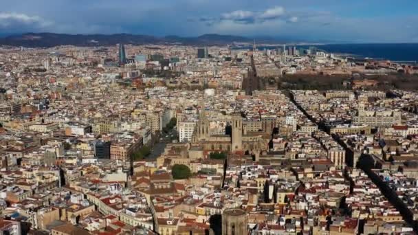 Video antenn utsikt till Barcelonas centrum gotiska kvarteren och katedralen i det heliga korset och Saint Eulalia. Video filmer — Stockvideo