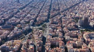 Avrupa kentinde ikamet bölgelerinin havadan görünüm video görüntüleri. Eixample Bölgesi. Barselona, Ispanya. Arenas de Barcelona ve Sagrada Familia binaları