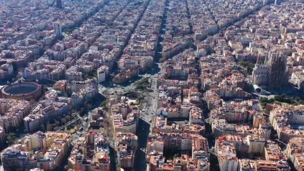 Imágenes de video de imágenes aéreas de distritos de residencia en la ciudad europea. Eixample distrito. Barcelona, España. Edificios Arenas de Barcelona y Sagrada Familia — Vídeo de stock