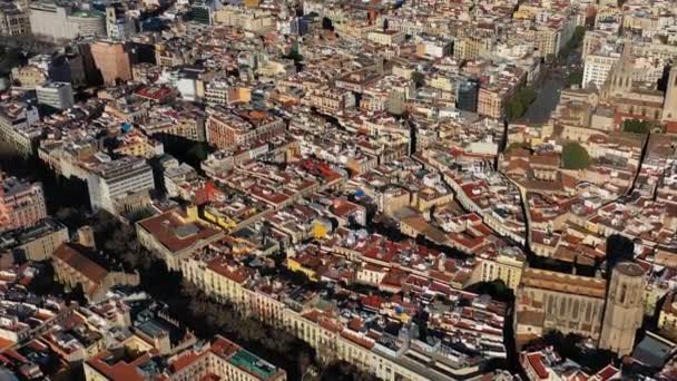 Panorama de vista aérea a Barcelona España desde el Barrio Gótico al centro con Sagrada Familia y Torre Glories Torre Agbar. Imágenes de vídeo — Vídeo de stock