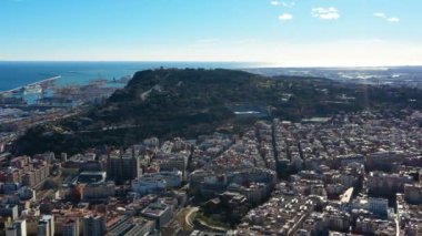 Barselona 'Nın panoramik manzarasına sahiptir. Montjuic Tepesi ve liman. Video görüntüleri