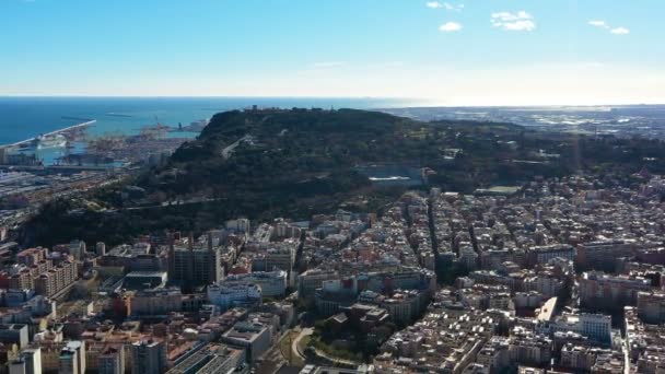Vista panorámica a Barcelona. Montjuic colina y puerto. Imágenes de vídeo — Vídeo de stock
