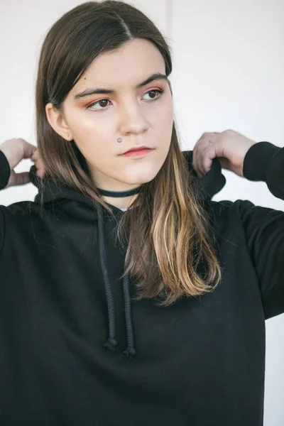 Retrato de menina adolescente bonita. Cara bonita. Roupas pretas — Fotografia de Stock