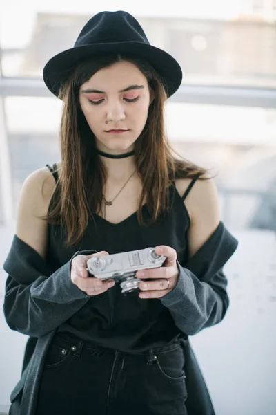 Härlig fotograf kvinna. Snygg casual stil hatt och kläder — Stockfoto