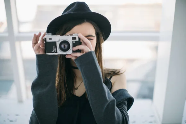 Hipster fotograf tonåring girtl. Snygga casual kläder med hatt — Stockfoto