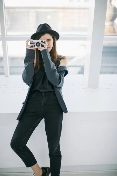 Fotograf i arbetsprocessen. Creative hipster tonåring flicka — Stockfoto