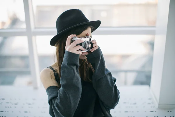 Passatempo fotográfico. Menina fotógrafo ypung elegante em chapéu preto — Fotografia de Stock