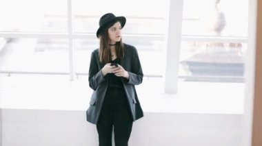 Fotoğraf çekim video görüntüleri yakın. Şapkalı şık genç kadın fotoğrafçı. muhabir gazeteci. Yumuşak arka aydınlatma