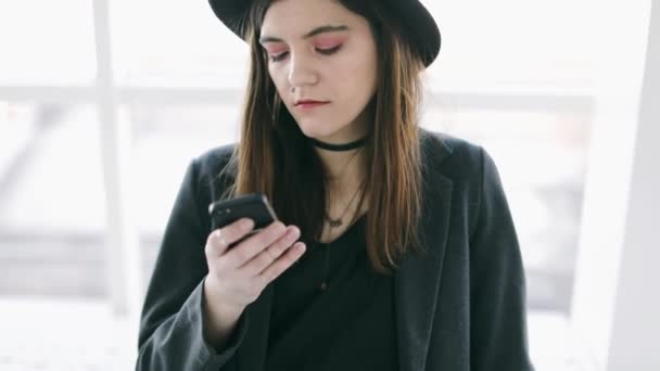 Texting cellphone chatting young girl in stylish hat. Casual lifestyle video footage — Stock Video