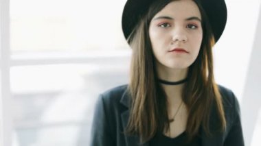 Şık güzel genç kadın portre. yaşam tarzı moda. Video görüntüleri. Gülümseyen güzellik