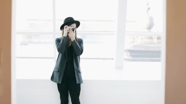 Fotografia. Menina bonita elegante segurando a câmera estilo retro. Apanha o momento. Imagens de vídeo, Travel bloger — Vídeo de Stock