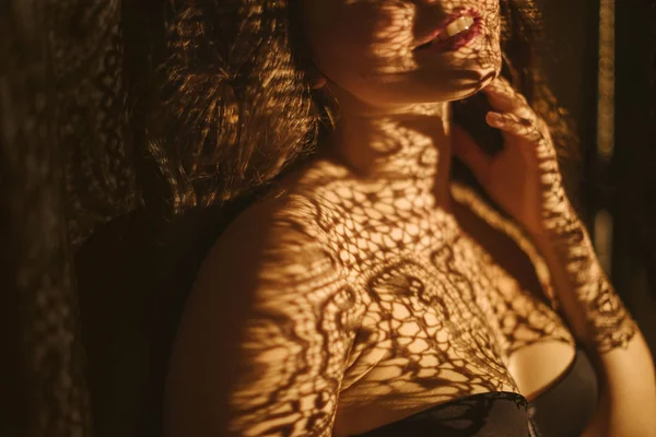 Ευαίσθητη σέξι γυναίκα, με δαντελένια σκιά. Θηλυκό και σέξι. Μυστηριώδες ατμοσφαιρικό Λυκόφως. Ζεστά χρώματα σέπια. Το πάθος της θερινής νύχτας — Φωτογραφία Αρχείου