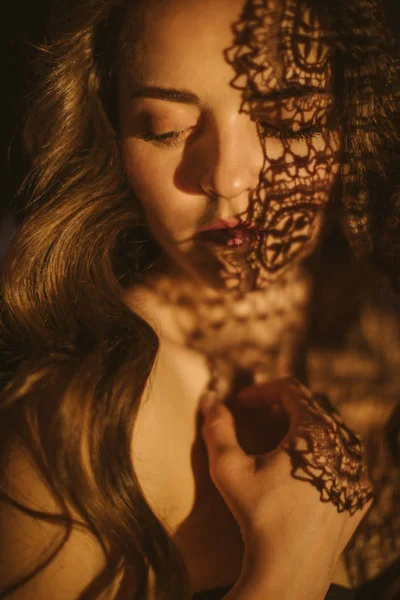 Dantel gölgeler ile güzel seksi kadın portre. Sıcak yaz gecesi tutkusu. Çekici kadın Slav görünümü. Uzun kıvırcık saçlar.