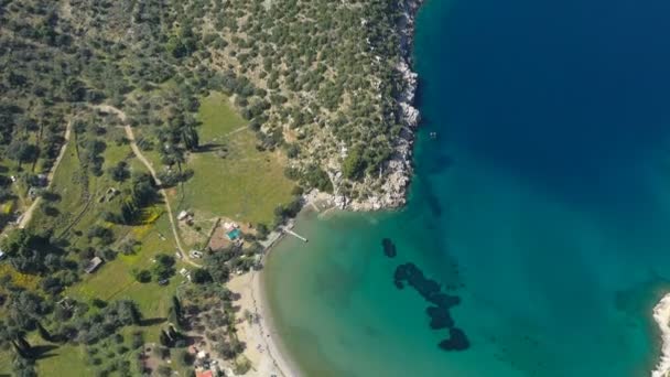 Vídeo aéreo de la isla griega Poros. Bahía de Vagionia. Paralia Vagonia. Agua azul y colinas. Imágenes panarámicas épicas — Vídeo de stock