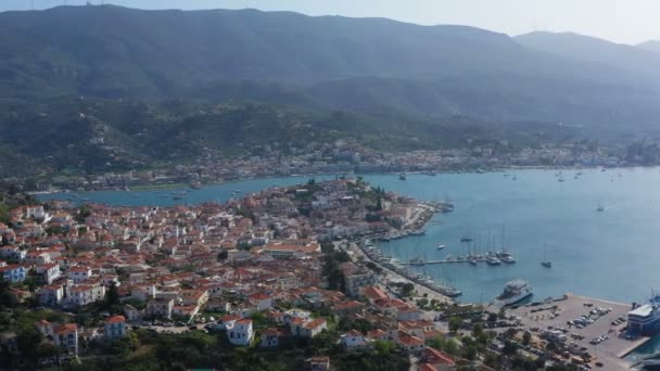 Vista aérea de video de Poros Grecia. Día soleado en la isla griega . — Vídeo de stock