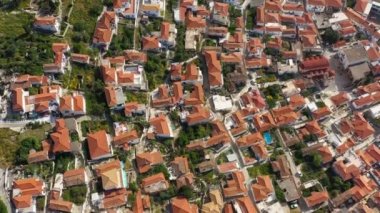 Yunanistan'da Porose adasının mimarisi. eski Avrupa şehrinin kiremitli çatıları. Havadan video görüntüleri