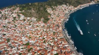 gemi Poros Yunanistan körfezinde su üzerindedir. İnanılmaz hava dansı görüntüleri. Tatil ve yaz atmosferi