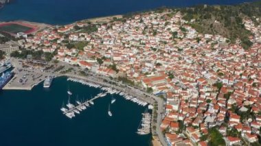 Poros Yunanistan. limanda tekne ve yatlar. Güneşli bir öğleden sonra. Havadan video görüntüleri