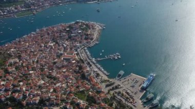 Poros Yunanistan. Avrupa'da güzel yaz plaj tatilleri. limanda tekne ve yatlar. Güneşli bir öğleden sonra. Havadan video görüntüleri. Yukarıdan tatil beldesi