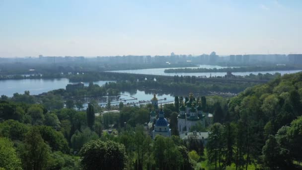 Filmati aerei. Kiev Ucraina. vista sul Monastero di Vydubychi, sul fiume Dnipro e sul Ponte Darnytskyi . — Video Stock