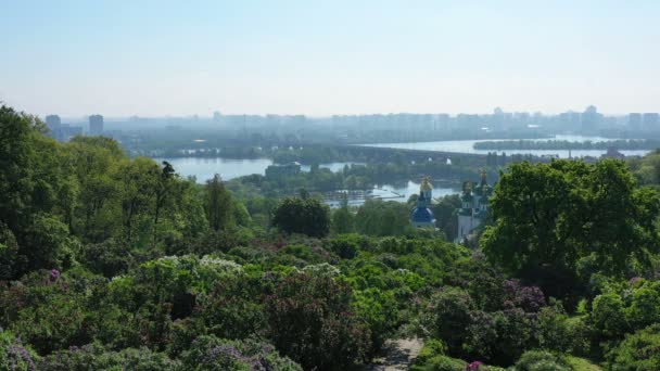 Video beelden van de lucht. Kiev Oekraïne. uitzicht op het Vydubychi-klooster, de rivier Dnipro en de Darnytskyi-brug. Mooie bloeiende lente — Stockvideo