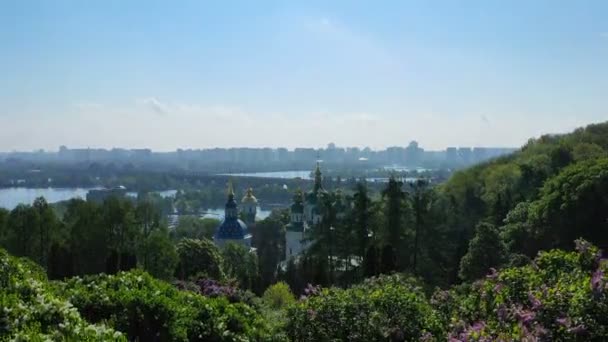 Impresionantes imágenes de vídeo aéreo de Kiev Ucrania. vista al monasterio de Vydubychi, el río Dnipro y el puente Darnytskyi . — Vídeos de Stock