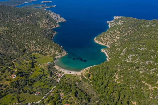 Vista superior de la isla griega Poros playa. Bahía de Vagionia. Paralia Vagonia. Agua azul y colinas. Vista panarámica épica. Destino de viaje. islas griegas playas. Vista aérea desde el dron — Foto de Stock