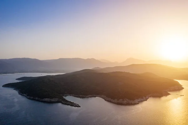 Vzdušných mořských ostrovů. Pohled na řecké ostrovy vedle Poros. — Stock fotografie