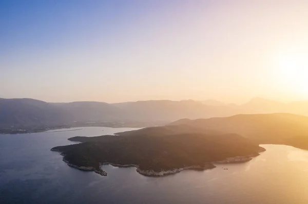 Západ slunce se zlatým mlhovým oparem na řeckých ostrovech vedle Poros. Letecká fotografie antény — Stock fotografie