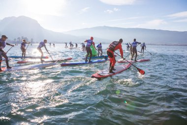 19.01.2019 - Fransa Annecy Glagla Race 2019. Sup yarışçıları spor etkinliğine katılıyor. Franch Alps'teki Annecy Gölü. Güneşli kış günü. heyecan ve rekabet
