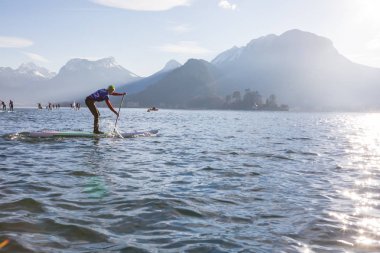 19.01.2019 - Fransa Annecy Glagla Race 2019. Sup yarışçıları spor etkinliğine katılıyor. Franch Alps'teki Annecy Gölü. Güneşli kış günü. heyecan ve rekabet