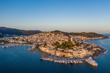 poros yunanistan. Güzel bir ada. Günbatımı. Seyahat hedefinin havadan çekilmiş fotoğrafı