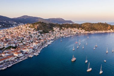 Hava fotoğraf og Poros Yunan adası. koyda yat yarışı.