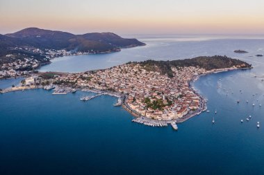 Poros Yunanistan adasının drone inanılmaz hava fotoğrafı. Cennette gün batımı
