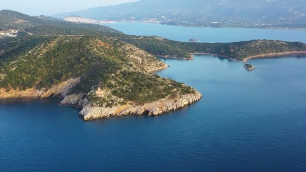 Schöne poros griechenland dana leuchtturm. Hintergrundbeleuchtung bei Sonnenuntergang. griechische Inseln im Hintergrund. Drohnenvideo aus der Luft — Stockvideo