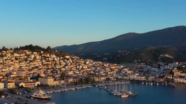 Imagens aéreas de Poros Greece. Linda ilha. Pôr do sol. Vista aérea para o destino de viagem . — Vídeo de Stock