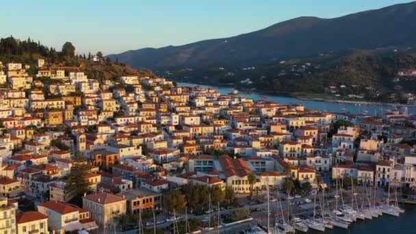 Arquitectura de la fabulosa ciudad de poros isla griega. Imágenes aéreas de vídeo — Vídeos de Stock