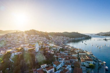 Hava Yunanistan Poros fotoğraf. Olayları ile gündoğumu güneş ışınları