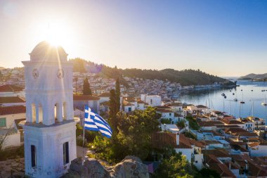 Günaydın Yunanistan. Ada Poros gündoğumu güneşi.