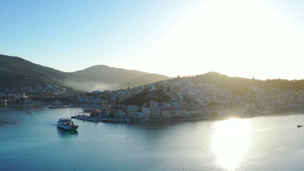 Havadan video görüntüleri. gemi Poros Yunanistan adası yakınlarında su üzerinde. Güzel gün doğumu sabah anı. Seyahat blogger ilham. statik video — Stok video