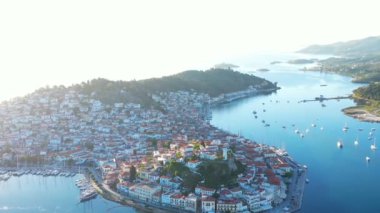 yunan adası Poros sabah. yat yarışı. Havadan video görüntüleri