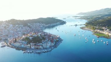 kamera Poros Yunan adası üzerinde uçuyor. Havadan video görüntüleri.