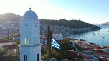 Poros adası Yunanistan. Tepedeki kilise. Romantik ulusal bayrak geliştirme. Havadan çekilen görüntüler