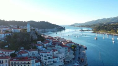 Havadan görünüm. Poros Yunanistan. Adada Sabah