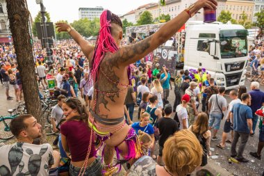 Berlin, Almanya - 9 Haziran 2019: Kültürler Karnavalı Karneval der Kulturen Umzug - Kreuzberg'de çok kültürlü bir müzik festivali. Dreadlocks ile bikini giysileri ifşa Dans punk kadın bir